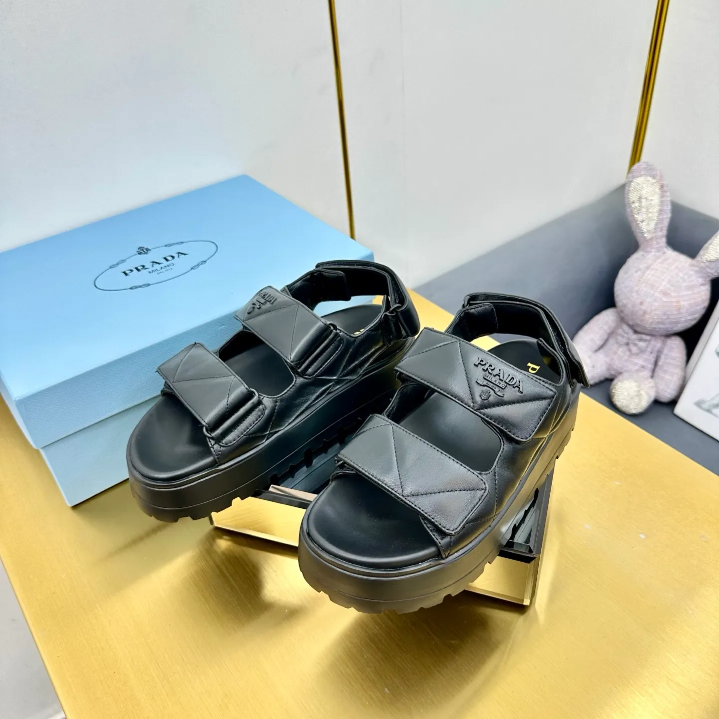 👟👟Ex-factory price 480👟👟 The highest version of Prada's new thick-soled casual sneakers. This sneaker continues the timeless silhouette and is a new classic item. Crafted from leather to enhance style. The style is light, with a triangle buckle logo and a 5CM thick sole. It is suitable for all seasons and can be matched with all kinds of casual styles. In an era where various styles are full of attention, the most long-term companion and the one that captures people's hearts bit by bit is undoubtedly the white shoe. Fabric: Cowhide Lining: Sheepskin Outsole: Original rubber outsole Sole thickness: 5CM Size 35-41